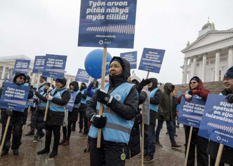 Kunta-alan ammattijärjestöt osoittivat kehysriihen tiedotustilaisuuden aikana Senaatintorilla mieltä palkankorotusten puolesta.