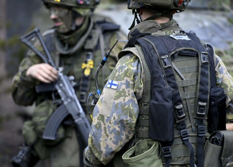 Suomalaisia sotilaita kansainvälisessä sotilasharjoituksessa keväällä Niinisalossa.