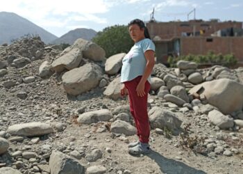 Maribel Zavaleta asuu toistuvista tulvista ja maanvyöryistä kärsivällä alueella. Vuoden 2017 katastrofaalisen maanvyöryn tuomat kivet ovat yhä paikoillaan hänen kotinsa lähistöllä.
