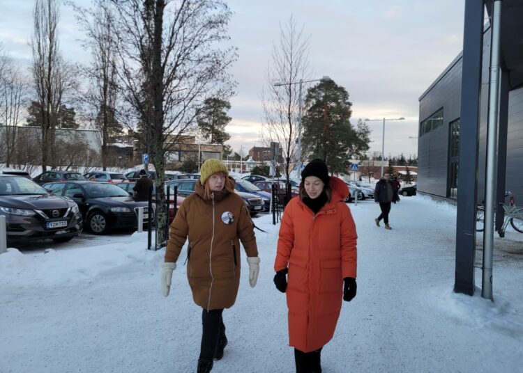 Vasemmistoliiton keskisen alueen toiminnanjohtaja Veera Kiretti (vas.) toimi Li Anderssonin vierailulla autokuskina ja aikatauluvastaavana.