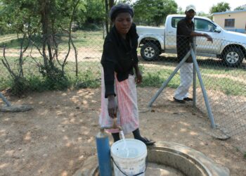 Eteläisessä Afrikassa 70 prosenttia väestöstä käyttää juomavetenään pohjavettä, jonka saastuminen on monitahoinen, vaikeasti ratkaistava ongelma. Kuvassa yksi eswatinilaisen Maphilingon maalaisyhteisön yhteisistä vesihanoista.