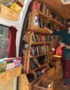 Echo Libary -kirjastoauton työntekijä Becka Wolfe hyllyttää kirjoja.