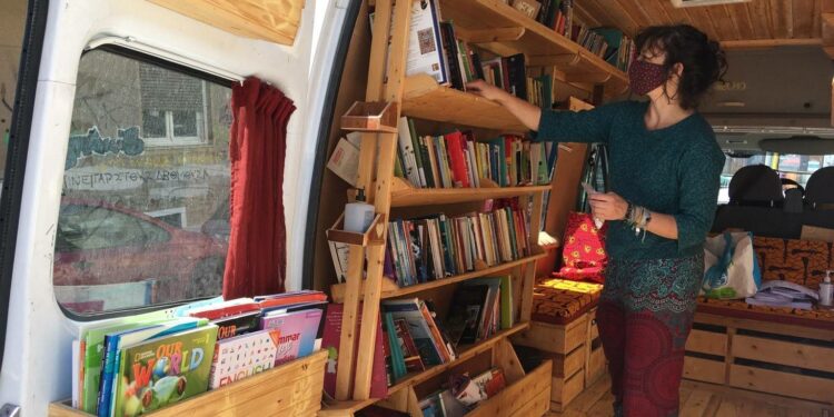 Echo Libary -kirjastoauton työntekijä Becka Wolfe hyllyttää kirjoja.