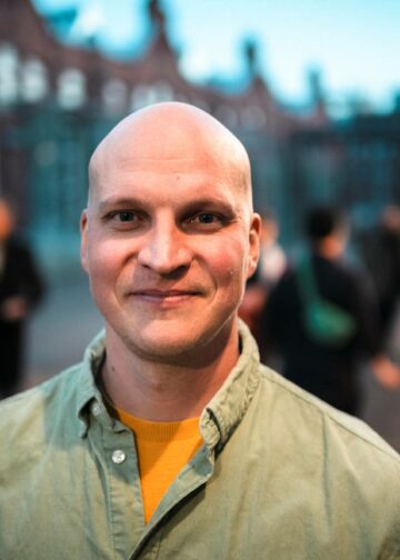 Näyttelijä ja Helsingin kaupunginvaltuutettu (vas.) Riku Nieminen on ehdolla eduskuntaan Uudenmaan vaalipiiristä.