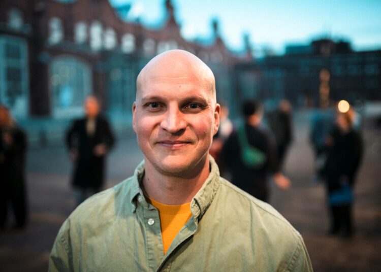 Näyttelijä ja Helsingin kaupunginvaltuutettu (vas.) Riku Nieminen on ehdolla eduskuntaan Uudenmaan vaalipiiristä.