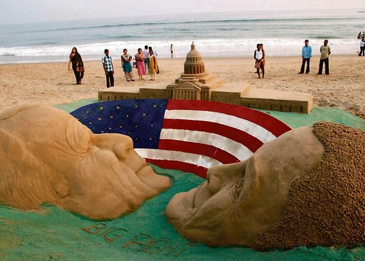 Valitaan Yhdysvaltojen johtoon sitten Barack Obama tai John McCain, niin heistä kumpikaan ei halua suoranaisesti astella Bushin jalanjäljissä. Kuvassa intialaisen Sudarsan Pattnaikin hiekkaveistos ehdokkaista.