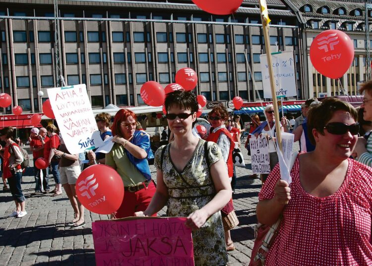 Turun kaupungin henkilöstöryhmät ovat osoittaneet kolme kertaa, viimeksi viime maanantaina, mieltään lomautuksia vastaan. Kuva ensimmäisestä mielenilmauksesta.