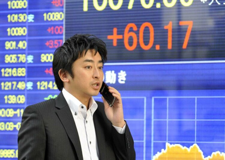 Pörssikurssien nousu ja muut positiivisina pidetyt merkit juontuvat Attacin mukaan keskuspankkien voimakkaasta perusrahoituksesta. Kuvamme Tokiosta.