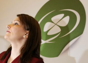 Mari Kiviniemi ilmoitti hakevansa keskustan puheenjohtajaksi, mutta jätti vastaamatta useimpiin toimittajien hänelle esittämään kysymykseen siitä, minkälaista politiikkaa hän harjoittasi, jos hänestä tulee maan pääministeri.