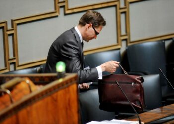 Valtiovarainministeri Jyrki Katainen lisäisi tuottavuutta ja pidentäisi työuria.