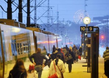 Suomen luonnonsuojeluliiton mukaan kasvihuonekaasujen hillitsemistavoitteet on kirjattava uuteen ilmastolakiin. Uusien moottoriteiden rakentamisista on siirryttävä rataverkon kunnostamiseen ja parantamiseen.