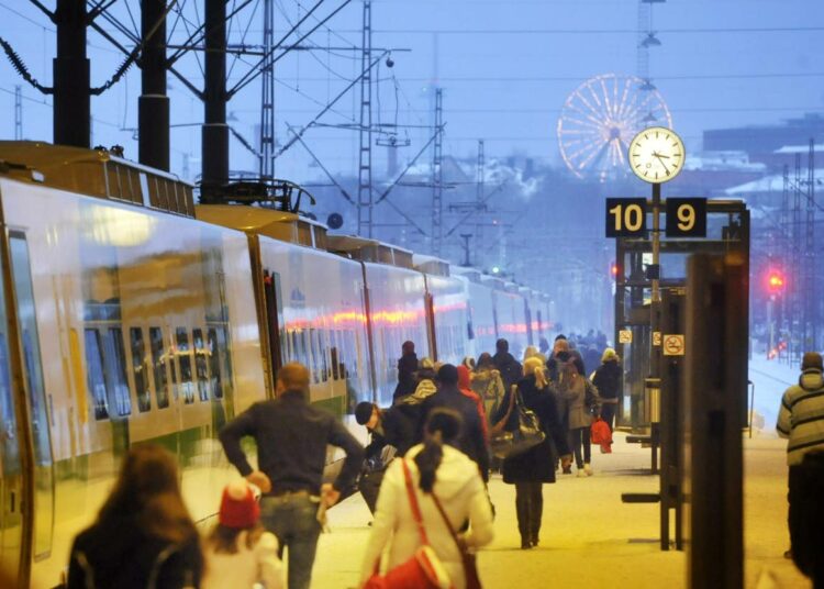 Suomen luonnonsuojeluliiton mukaan kasvihuonekaasujen hillitsemistavoitteet on kirjattava uuteen ilmastolakiin. Uusien moottoriteiden rakentamisista on siirryttävä rataverkon kunnostamiseen ja parantamiseen.