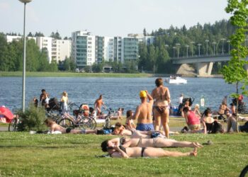 Puhdistuneen Jyväsjärven rannat ovat kesäisin kaupunkilaisten ahkerassa käytössä. Kuva Lutakon uimarannalta.