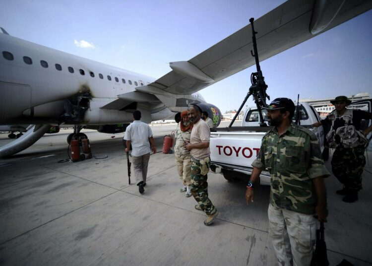 Muammar Gaddafin valtakaudella Tripolin lentokenttä oli yksi CIA:n vankilentojen etapeista. Keskiviikkona otetussa tuoreessa kuvassa kenttää hallitsevat uudet isännät, Libyan kapinalliset.