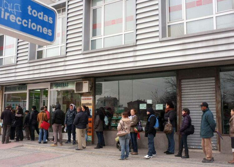 Ihmisiä jonottamassa työvoimatoimistoon Madridin lähiössä Santa Eugeniassa. Espanjan työttömien määrä on noussut yli viiden miljoonan.