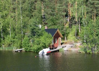 Kesämökillä on saatava halutessaan olla kokonaan irti työasioista, vaatii Risto Kalliorinne.