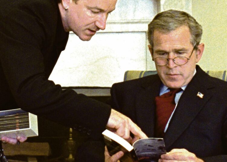 Bono, Bob Geldof ja Bill Gates kertovat, miten he ovat pyörittäneet poliitikkoja ajaessaan köyhyyden poistamisen asiaa. Kuvassa Bono ja presidentti George W. Bush.