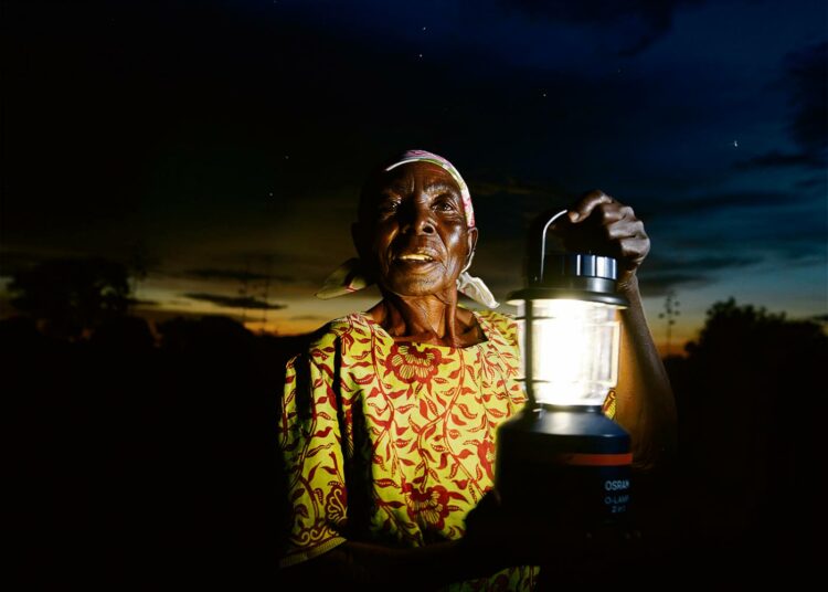 Saksalaisfirman hankkeessa Victoriajärven alueen asukkaille Keniassa on jaettu energiasäästölamppuja, joiden paristot voi ladata aurinkovoimalla toimivassa latauspisteessä.