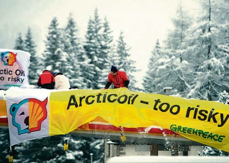 Ympäristöaktivistit osoittivat tammikuussa mieltään Shellin huoltoasemalla Davosissa Sveitsissä. Shelliä kritisoitiin Alaskan Jäämerellä käynnistetyistä öljynetsintähankkeista, jotka aiheuttavat suuria riskejä arktisen alueen ympäristölle.