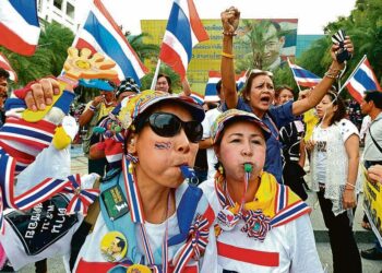 Mielenosoittajat vaativat Yingluck Shinawatran hallituksen eroamista Thaimaan perustuslakituomioistuimen ulkopuolella järjestetyssä protestissa maan pääkaupungissa Bangkokissa.