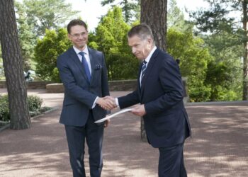 Pääministeri Jyrki Katainen jätti hallituksensa eronpyynnön tasavallan presidentti Sauli Niinistölle Naantalin Kultarannassa 16. kesäkuuta 2014.