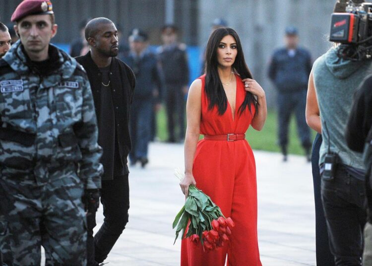 Armenialaista sukujuurta oleva amerikkalainen tosi-tv-tähti Kim Kardashian vieraili armenialaisten kansanmurhan muistomerkillä Armenian pääkaupungissa Jerevanissa kaksi viikkoa sitten yhdessä aviomiehensä, hiphop-artisti Kanye Westin kanssa.