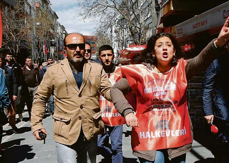 Siviilipukuinen poliisi pidätti hallitusta vastustaneen mielenosoittajan Ankarassa muutama viikko sitten.