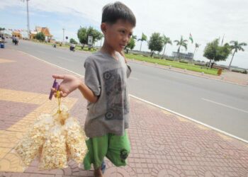 Poika myi popcornia kadulla Phnom Penhissä vuonna 2011. Kuva ei liity artikkelissa kuvattuihin tapauksiin.