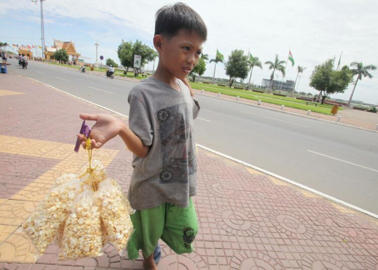 Poika myi popcornia kadulla Phnom Penhissä vuonna 2011. Kuva ei liity artikkelissa kuvattuihin tapauksiin.