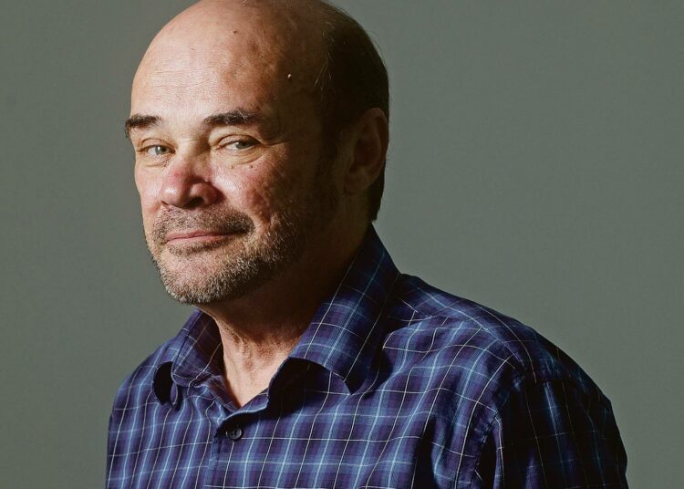 Illan dokumenttina nähdään tuttuun aiheeseen uusia värejä maalaileva The Forecaster, jossa nykyteknologialla varustettu poppamies panee mammonan lainalaisuudet uusiksi algoritmeillaan. Kuvassa Martin Amstrong.