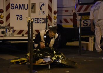 Terroristit kylvivät tuhoa Pariisissa. Isis uhkaa Ranskaa uusilla veriteoilla.