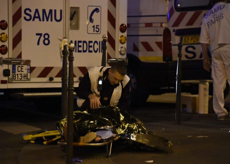 Terroristit kylvivät tuhoa Pariisissa. Isis uhkaa Ranskaa uusilla veriteoilla.