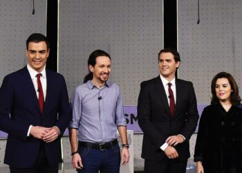 Sosialistien Pedro Sanchez, Podemosin Pablo Iglesias, Ciudadanosin Albert Rivera ja PP:n varapääministeri Soraya Saenz de Santamaria Antena 3 -televisiokanavan vaaliväittelyssä 7. joulukuuta.