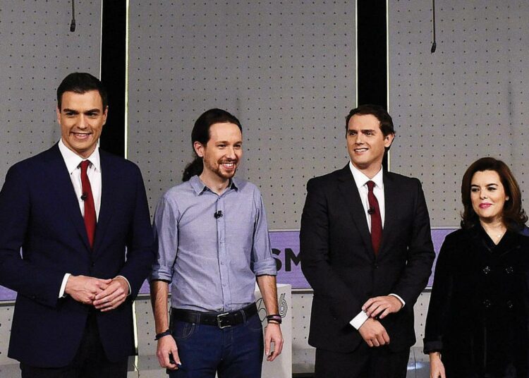 Sosialistien Pedro Sanchez, Podemosin Pablo Iglesias, Ciudadanosin Albert Rivera ja PP:n varapääministeri Soraya Saenz de Santamaria Antena 3 -televisiokanavan vaaliväittelyssä 7. joulukuuta.