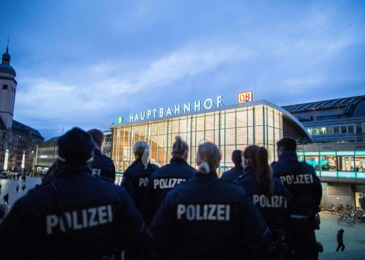Poliiseja partioimassa Kölnin rautatieaseman luona viime viikolla.