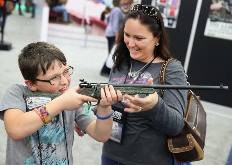 Kymmenvuotias Zane Reynolds kokeili erityisesti lapsille suunniteltua kivääriä asemessuilla Kentuckyn Louisvillessä toukokuussa.