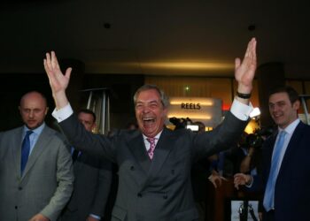 Ukipin Nigel Farage tuulettaa kansanäänestyksen tuloksen selvittyä. Pääministeri David Cameron yritti kampittaa Faragen puolueen kansanäänestyksellä, mutta joutuikin itse kanveesiin.