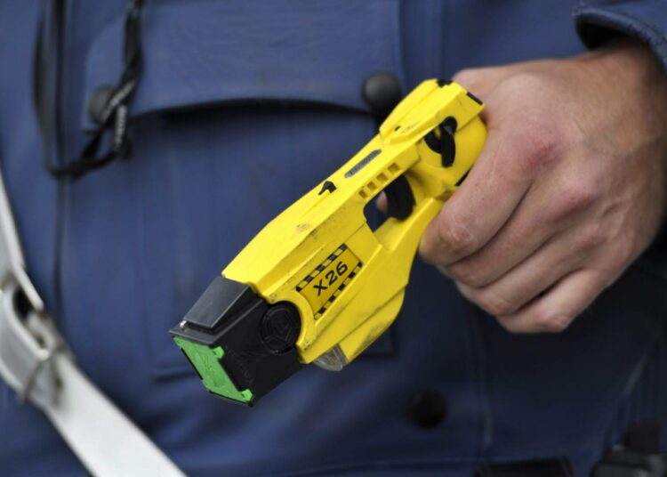 Etälamautin poliisin kädessä.