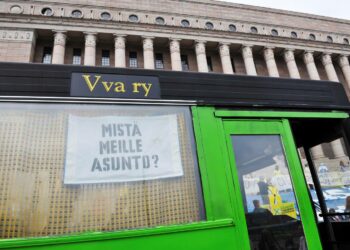 Vailla vakinaista asuntoa ry jakoi ruokaa eduskuntatalon edessä vuonna 2010.