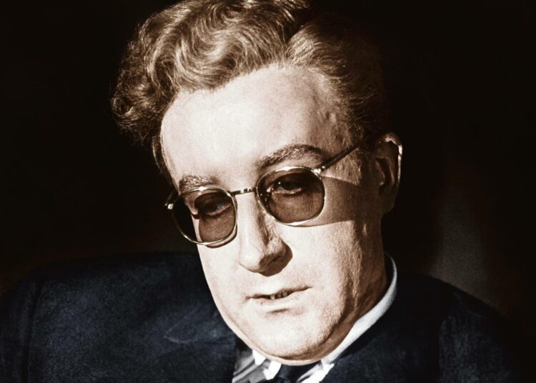 Peter Sellers loistaa kolmoisroolissaan.