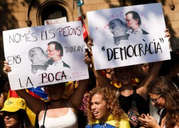 Opiskelijat kantoivat viime viikolla Barcelonassa julisteita, joissa kuvattiin edesmennyt diktaattori Francisco Franco suutelemassa pääministeri Mariano Rajoyta.