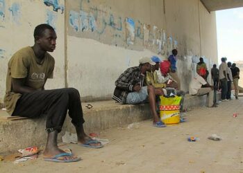 Afrikkalaiset siirtolaiset ja pakolaiset odottivat työhön värvääjiä sillan alla Libyassa syksyllä 2013.