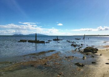 Fidžisaarten Togorun kylän hautausmaasta ei ole paljon jäljellä. Merenpinnan nousu on tuhonnut myös suurimman osan kylän taloista ja vaikeuttaa saarelaisten elämää monin tavoin.