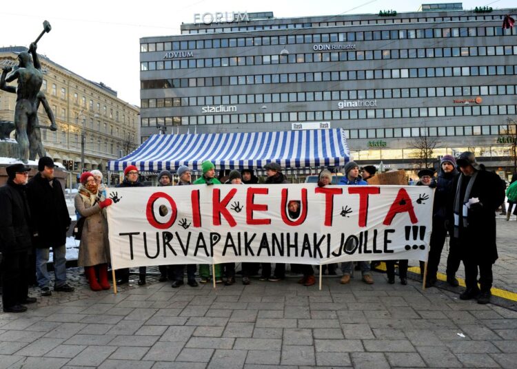 Oikeutta turvapaikan hakijoille -mielenilmaus Helsingissä tammikuussa 2012.