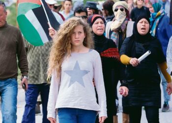 Palestiinalainen teinityttö Ahed Tamimi marssi viikoittaisen mielenosoituskulkueen edessä Nabi Salehin kylässä Palestiinan miehitetyllä Länsirannalla kaksi vuotta sitten.