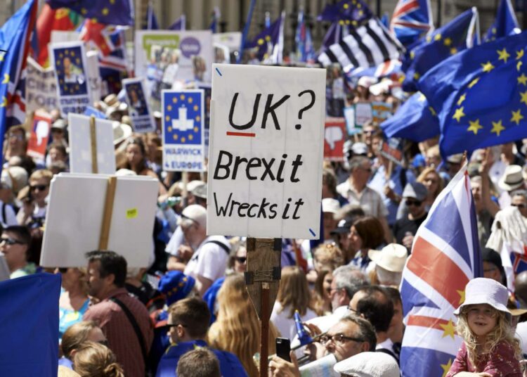 Mielenosoittajat marssivat lauantaina Lontoossa vaatien, että brexit-neuvotteluissa saavutettava ratkaisu on alistettava kansanäänestykseen.