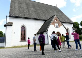 Turistit tutustuivat Porvoon vanhaan kaupunkiin kesäkuussa.
