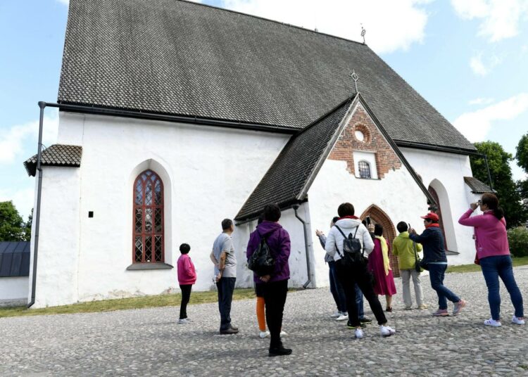 Turistit tutustuivat Porvoon vanhaan kaupunkiin kesäkuussa.