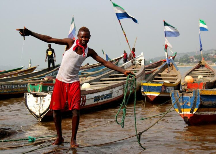 Goderich Beach on sierraleonelaisen Freetownin suurimpia kalasatamia. Siellä yksi ainoa moottorivene voi päivässä tuoda maihin 250 euron arvosta kalaa.