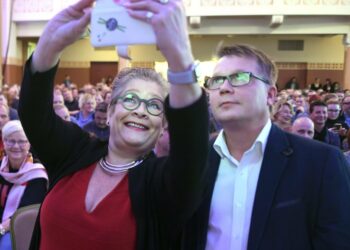 Palvelualojen ammattiliitto PAMin puheenjohtaja Ann Selin ja Suomen Elintarviketyöläisten Liiton puheenjohtaja Veli-Matti Kuntonen SAK:n liittopäättäjien tapaamisessa Helsingissä. Noin 500 SAK:laista liittopäättäjää kokoontui linjaamaan hallituksen valmistelemaa irtisanomislakia koskevia jatkotoimia.
